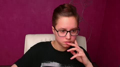 Snapshot of linda_miss_ chatting on February 23, 6:45 pm Linda online show from February 23, 6:45 pm