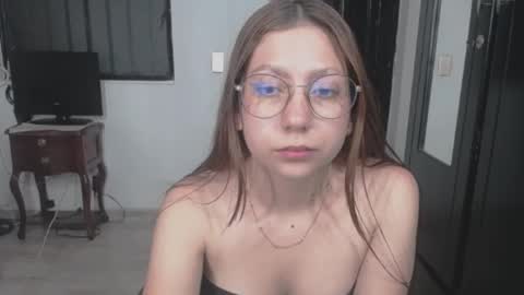 Snapshot of linda_naomi chatting on April 22, 2:36 am naomi online show from April 22, 2:36 am
