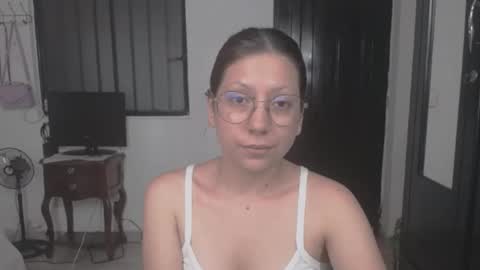 Snapshot of linda_naomi chatting on May 30, 12:30 am naomi online show from May 30, 12:30 am
