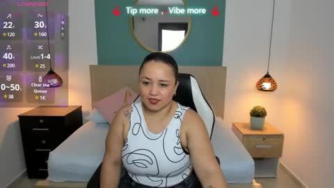 L I N D A online show from December 13, 8:04 pm