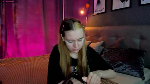 Snapshot of linda_zimmermann chatting on September 21, 7:43 am linda_zimmermann online show from September 21, 7:43 am