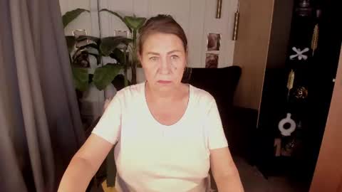 Snapshot of lindahottie chatting on July 28, 3:32 pm Linda online show from July 28, 3:32 pm