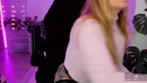 Snapshot of lindawhite_ chatting on March 7, 5:17 pm Linda -- online show from March 7, 5:17 pm