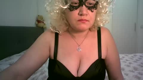 LindaXSmile online show from February 24, 10:47 pm