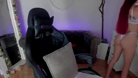 Snapshot of lindsay_khaleesi chatting on December 21, 3:52 pm Lindsay online show from December 21, 3:52 pm