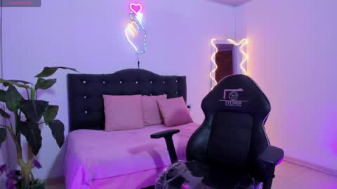 Linda  online show from April 9, 3:28 am