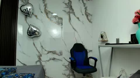  Lindsey  online show from February 18, 11:06 am