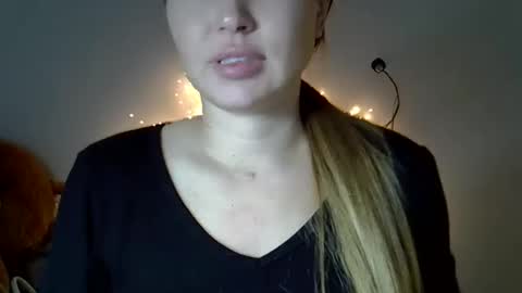 Snapshot of lindsisecret chatting on March 10, 7:41 pm Anna online show from March 10, 7:41 pm