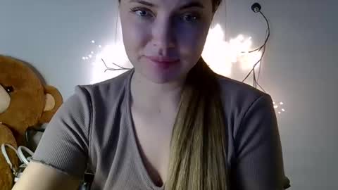 Snapshot of lindsisecret chatting on March 23, 6:01 pm Anna online show from March 23, 6:01 pm