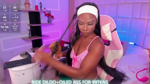 Snapshot of linsyadams chatting on February 14, 9:10 pm online show from February 14, 9:10 pm