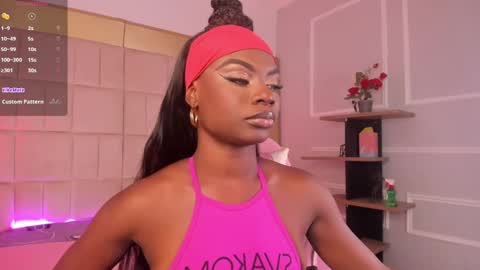 Snapshot of linsyadams chatting on February 15, 1:31 am online show from February 15, 1:31 am