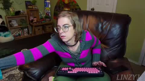 Snapshot of linzy19 chatting on February 14, 3:43 am Linzy19 online show from February 14, 3:43 am