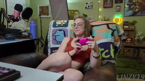 Snapshot of linzy19 chatting on February 16, 3:47 am Linzy19 online show from February 16, 3:47 am