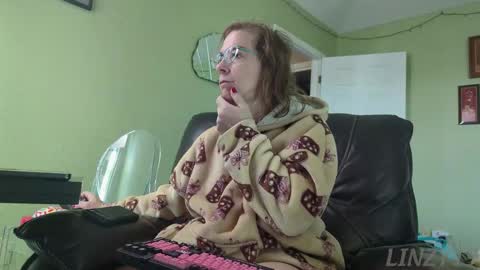 Snapshot of linzy19 chatting on November 9, 4:27 pm Linzy19 online show from November 9, 4:27 pm