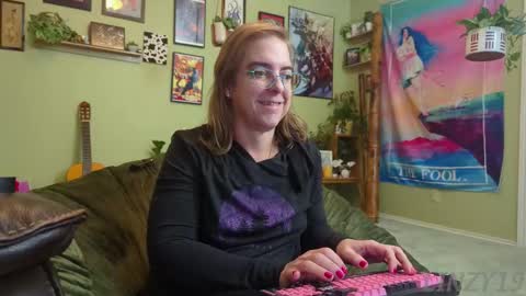 Linzy19 online show from November 10, 5:28 am