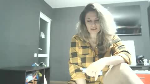 Snapshot of lionessmom chatting on February 2, 9:57 pm lionessmom online show from February 2, 9:57 pm