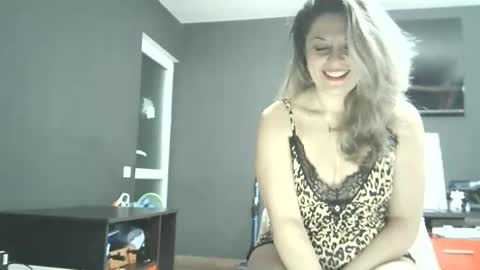 Snapshot of lionessmom chatting on February 5, 11:42 pm lionessmom online show from February 5, 11:42 pm