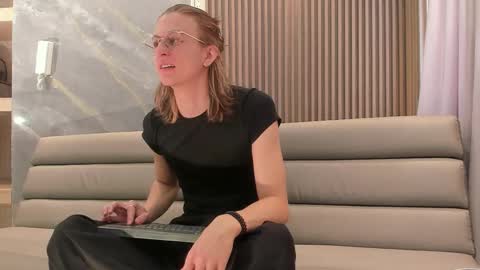 Snapshot of lior_evan chatting on December 17, 11:49 am Lior evan online show from December 17, 11:49 am