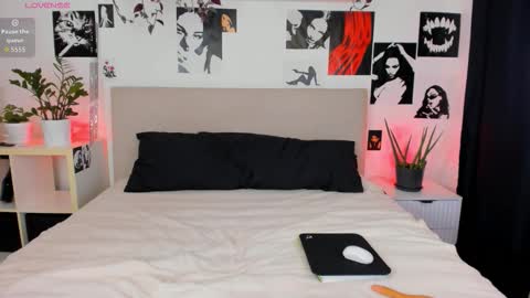 Snapshot of lisa_moons chatting on October 23, 5:33 pm lisa_moons online show from October 23, 5:33 pm