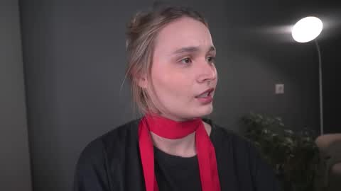 Elisabeth or Lisa online show from December 15, 8:02 pm