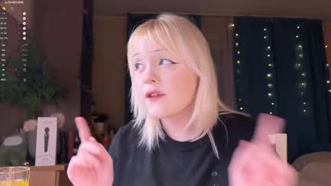 Snapshot of lisalaas chatting on January 18, 8:12 pm -Lisa- Help me to reach 100 thumbs up3 online show from January 18, 8:12 pm