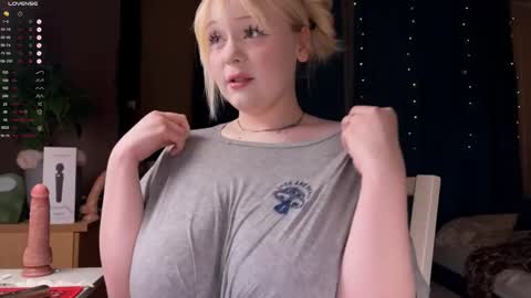 Snapshot of lisalaas chatting on February 13, 8:27 pm -Lisa- Help me to reach 100 thumbs up3 online show from February 13, 8:27 pm