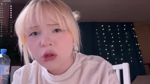 Snapshot of lisalaas chatting on February 28, 9:27 pm -Lisa- Help me to reach 100 thumbs up3 online show from February 28, 9:27 pm