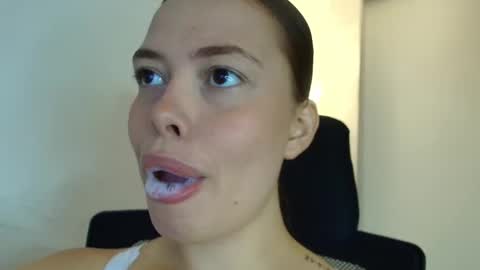 Snapshot of lisbet_21x chatting on December 4, 7:22 pm Lisbet online show from December 4, 7:22 pm