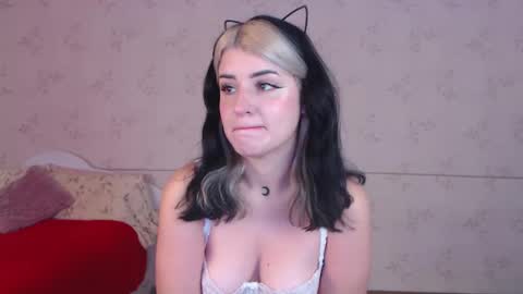 Snapshot of lissalucy chatting on November 26, 8:37 am Alice Dont forget to thumbs up its very important online show from November 26, 8:37 am