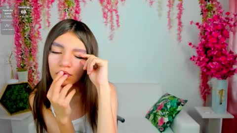 Snapshot of little__lunaa chatting on February 8, 3:15 pm online show from February 8, 3:15 pm