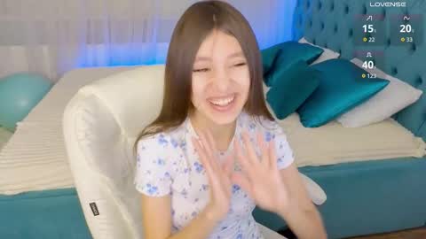 Snapshot of little__lunaa chatting on February 17, 11:18 am online show from February 17, 11:18 am