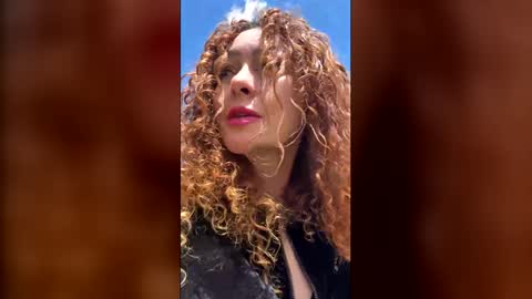 Izzi online show from May 5, 6:05 pm