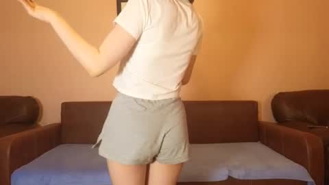 Snapshot of little_qeenoflove chatting on December 19, 5:47 am Alice online show from December 19, 5:47 am