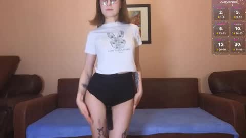 Snapshot of little_qeenoflove chatting on December 19, 10:06 pm Alice online show from December 19, 10:06 pm