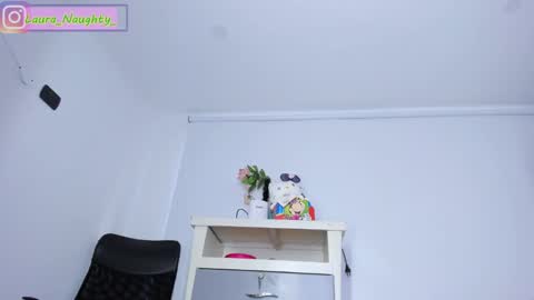 Snapshot of little_tatis chatting on January 14, 12:45 pm Im Laura. buy my contentcompra mi contenido offline online show from January 14, 12:45 pm