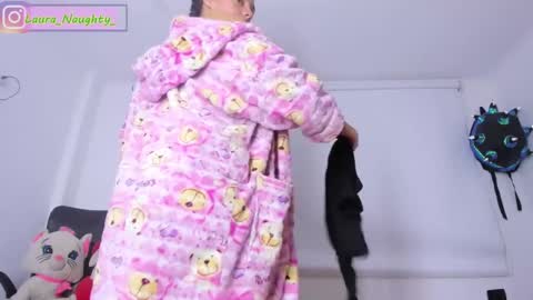 Snapshot of little_tatis chatting on January 17, 9:17 am Im Laura. buy my contentcompra mi contenido offline online show from January 17, 9:17 am