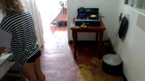 Snapshot of littlebell44 chatting on May 6, 1:05 pm sofia online show from May 6, 1:05 pm