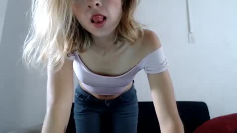 Snapshot of littlebell44 chatting on May 22, 2:01 pm sofia online show from May 22, 2:01 pm
