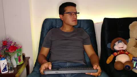 Snapshot of littledicklatin chatting on May 4, 3:35 am Manu online show from May 4, 3:35 am