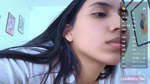 Snapshot of littlee_emilyy_ chatting on December 23, 5:43 pm Emily online show from December 23, 5:43 pm