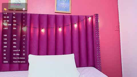 Snapshot of littlee_emilyy_ chatting on February 21, 5:56 am Emily online show from February 21, 5:56 am