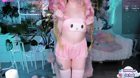 Snapshot of littleflufflepuff chatting on December 4, 5:05 am Riza Riri Puff online show from December 4, 5:05 am