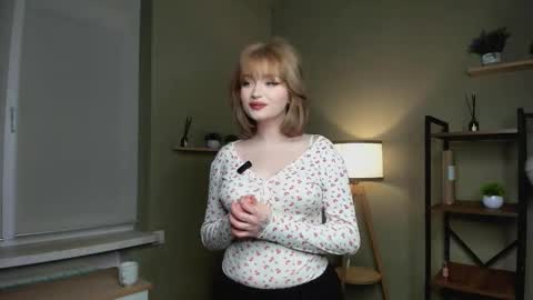 Snapshot of littleglow chatting on February 19, 7:59 am Christie online show from February 19, 7:59 am