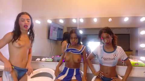 Snapshot of littlejennifer18 chatting on April 18, 5:00 am Tip us ask our names online show from April 18, 5:00 am