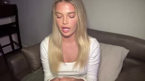 Snapshot of littlemaryjane19 chatting on December 19, 11:14 pm Marciabrady online show from December 19, 11:14 pm