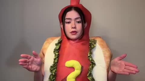 Snapshot of littlesugarpea chatting on October 31, 7:26 pm Little Sugar Pea  online show from October 31, 7:26 pm