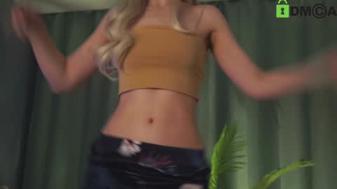 Snapshot of lizbethcoll chatting on December 28, 5:25 pm Sunnheart online show from December 28, 5:25 pm