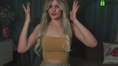 Snapshot of lizbethcoll chatting on January 18, 10:28 pm Sunnheart online show from January 18, 10:28 pm