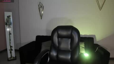 Snapshot of lizzcooper_ chatting on November 25, 3:28 am Lizz online show from November 25, 3:28 am