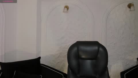 Snapshot of lizzcooper_ chatting on January 11, 3:22 am Lizz online show from January 11, 3:22 am